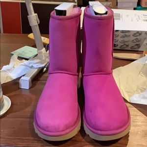 NEW UGG CLASSIC SHORT II